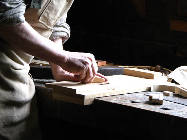 Ofrecemos un servicio de <strong>carpintería  de madera y ebanistería en Vallibona</strong> adaptado a las necesidades del <strong>cliente</strong>.